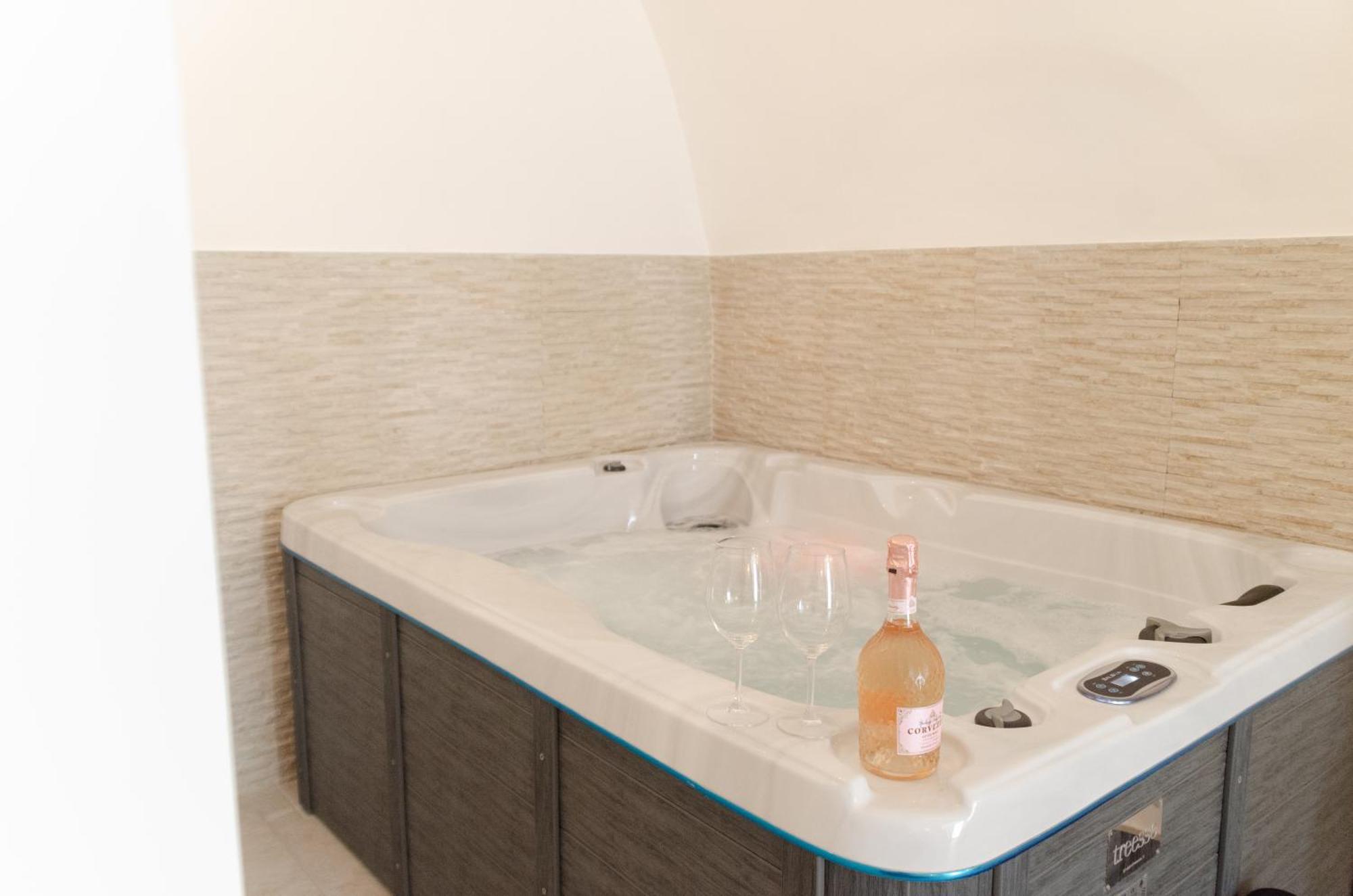 Aca Suite Luxury With Jacuzzi Adelfia Esterno foto
