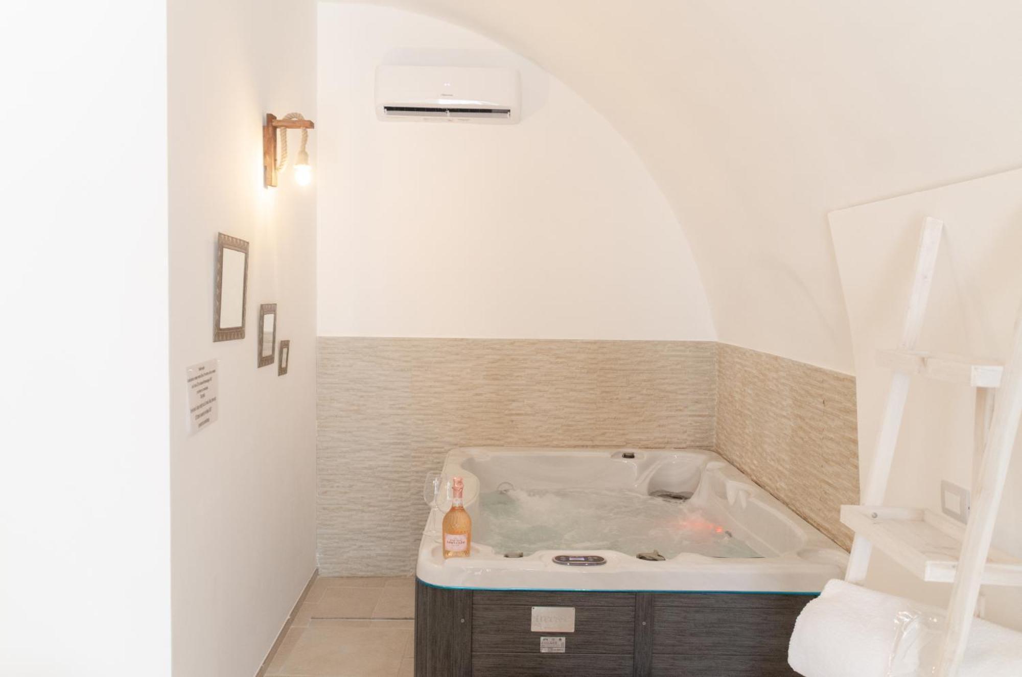Aca Suite Luxury With Jacuzzi Adelfia Esterno foto