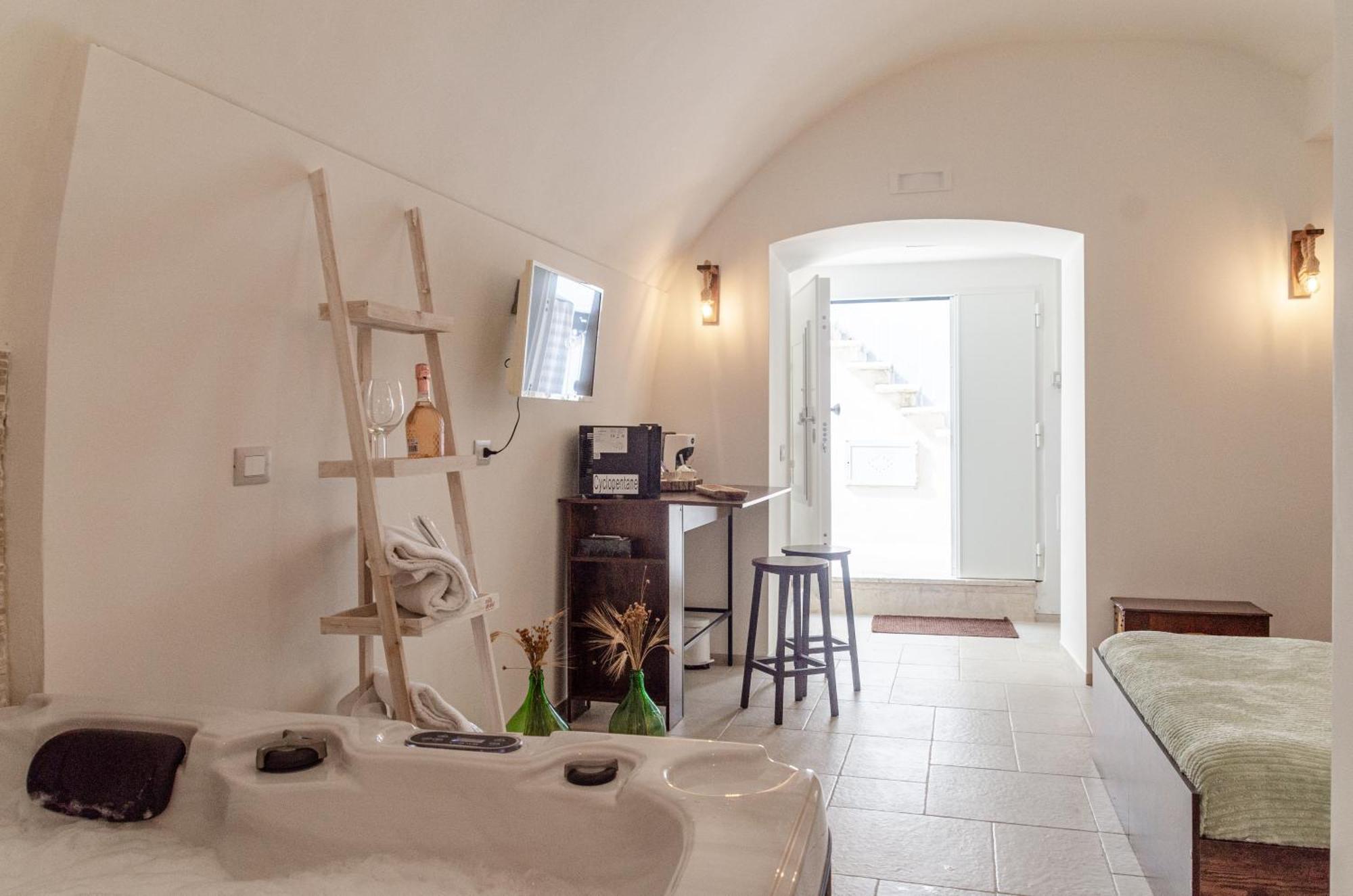 Aca Suite Luxury With Jacuzzi Adelfia Esterno foto